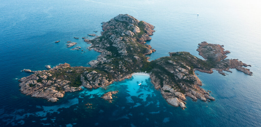 /costa-smeralda-beaches-by-boat/ 7 AdobeStock 459080042