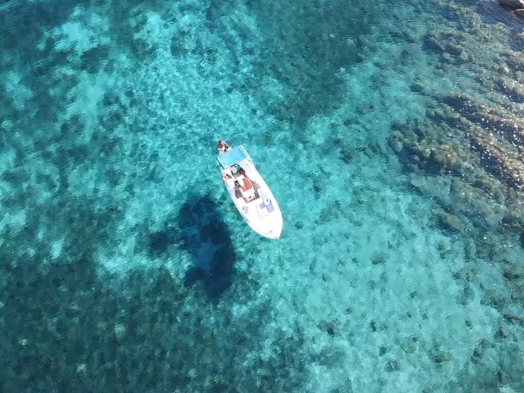 /private-boat-tour-costa-smeralda/ 6 private boat tour costa smeralda couple on boat