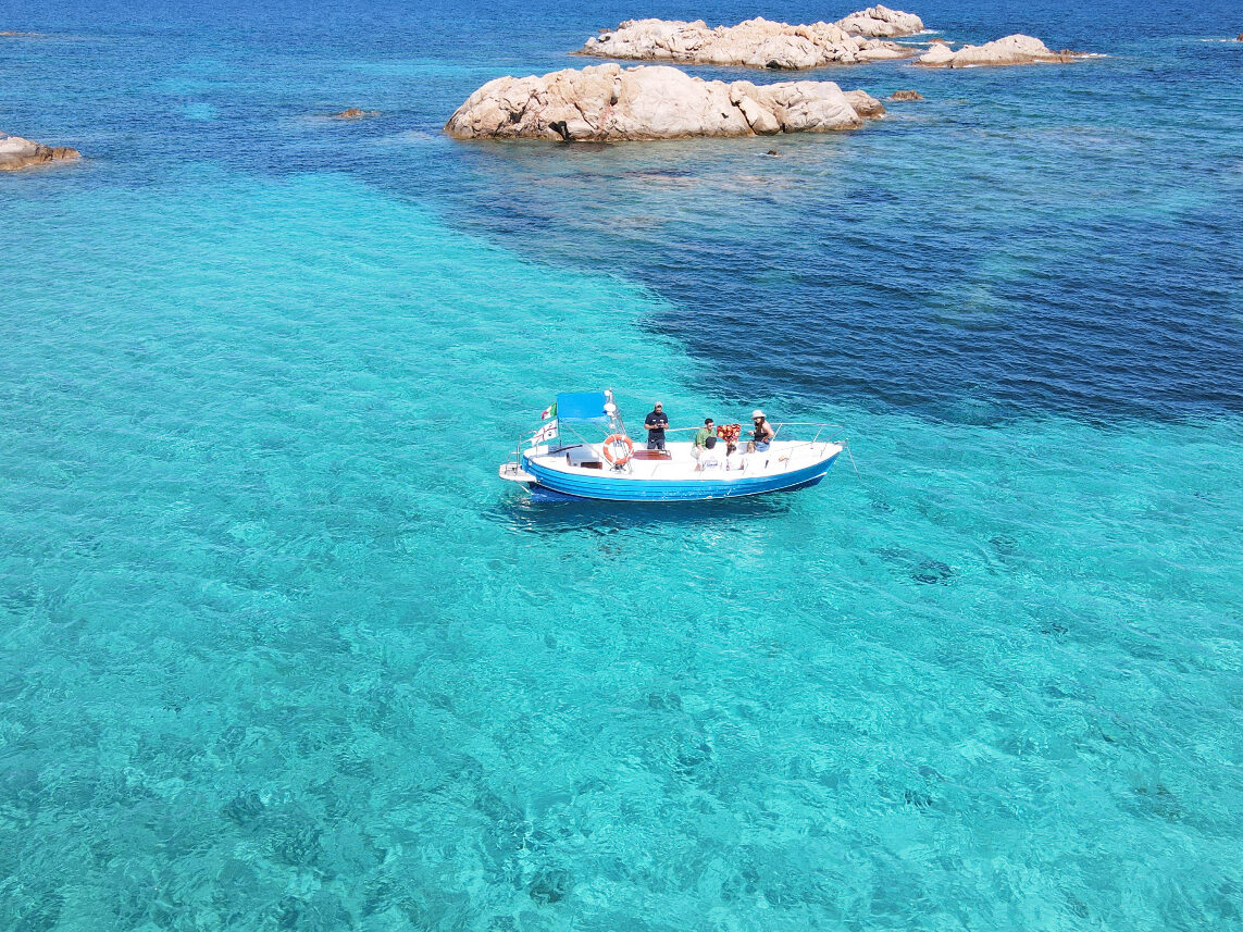 /costa-smeralda-beaches-by-boat/ 3 emeral coast to coast boat tour